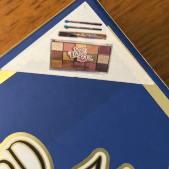 The Wizard of Oz Gift Set. Revolution x The Wizard of Oz Eyeshadow Palette. - Picture 9 of 10